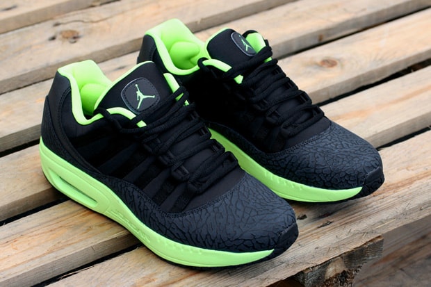 Jordan CMFT Viz Air 11 Black/Volt