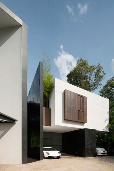 Black & White House by Formwerkz Architects