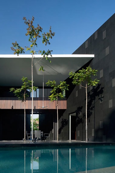 Black & White House by Formwerkz Architects