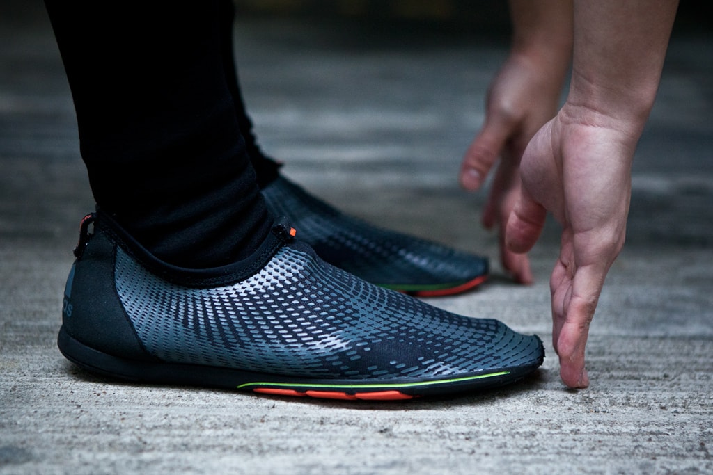 Ботинки без подошвы. Adidas Adipure adapt. Ниндзя шуз адидас. Беговые кроссовки адидас без шнурков. Adidas adapt Ninja.