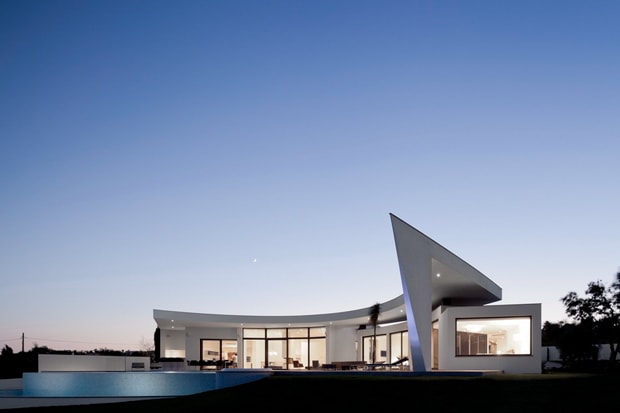 House Colunata by Mario Martins