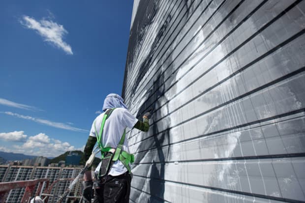Hendrik Beikirch Creates Asia's Tallest Mural in South Korea