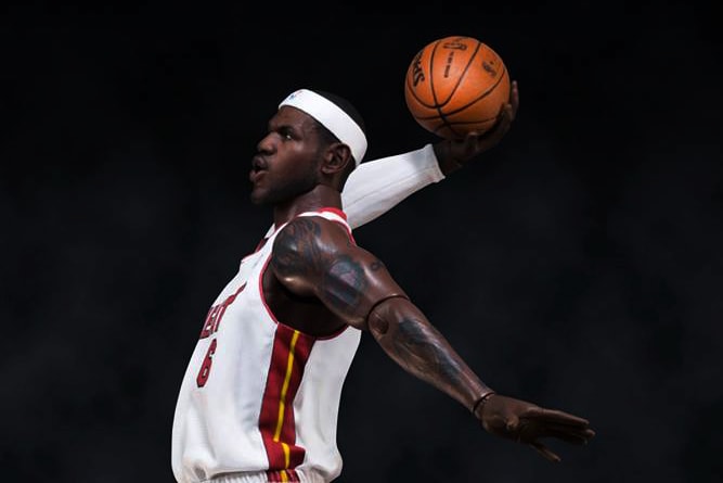 LeBron James 1/6 Scale Figurine by ENTERBAY Preview