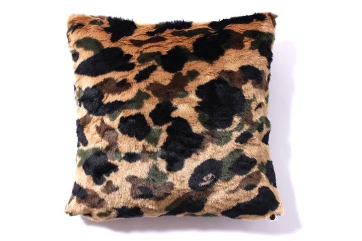 https://image-cdn.hypb.st/https%3A%2F%2Fhypebeast.com%2Fimage%2F2013%2F11%2Fa-bathing-ape-2013-fall-winter-1st-camo-fur-cushion-0.jpg?w=960&cbr=1&q=90&fit=max