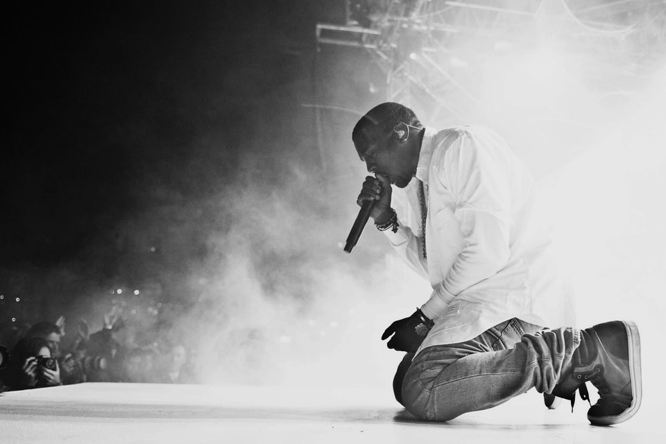 Kanye west черные псы. Kanye West Black and White. Кани Вест чб. Kanye West Эстетика горизонтальные. Kanye West White Lives matter.