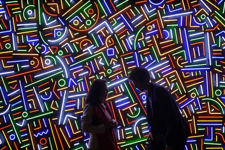 Lu Xinjian Depicts Shanghai's Vibrant Cityscape 