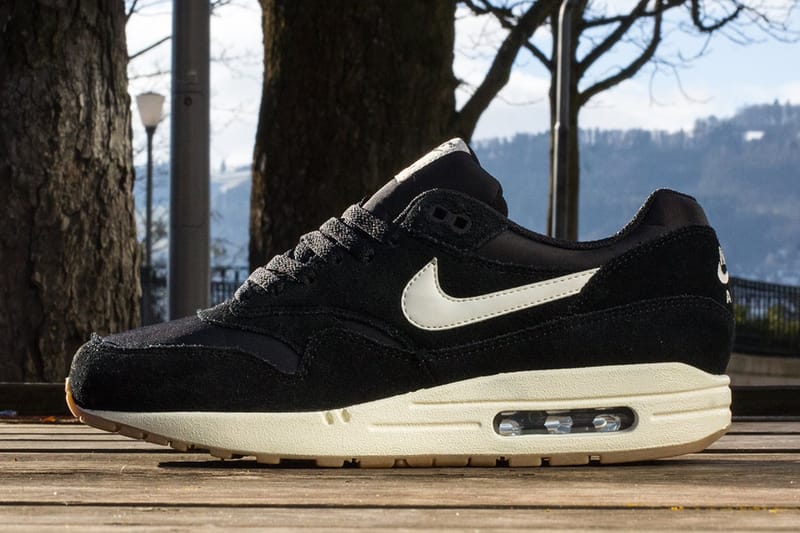 air max 1 essential black white gum