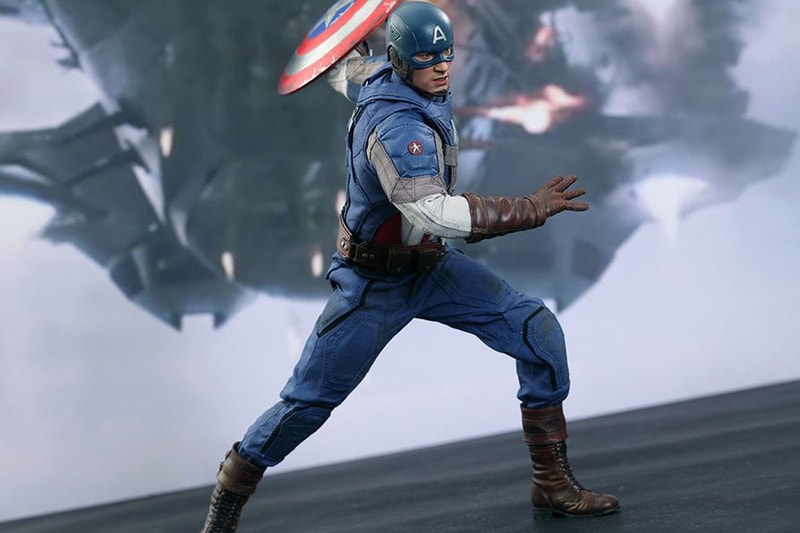 Hot Toys Captain America "Golden Age Version" Collectible Figure