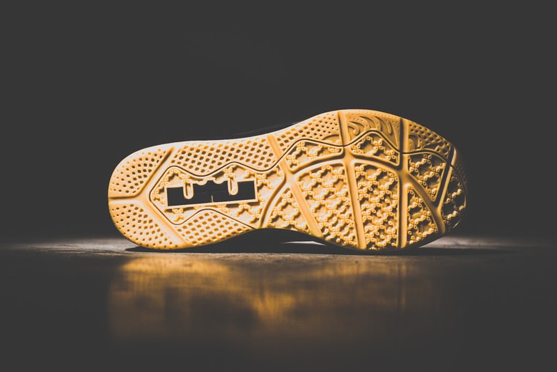 Nike LeBron 11 Max Low Black/Gum