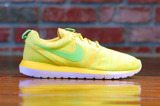 nike roshe run yellow