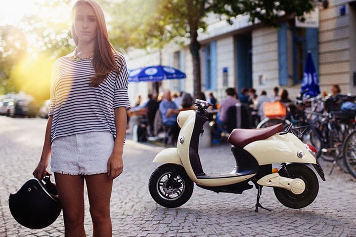 UNU Electric Scooter Boasts 100 km Range with a Portable Lithium-ion Battery