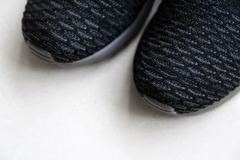 A Closer Look at the Nike Flyknit Roshe Run “Midnight Fog”