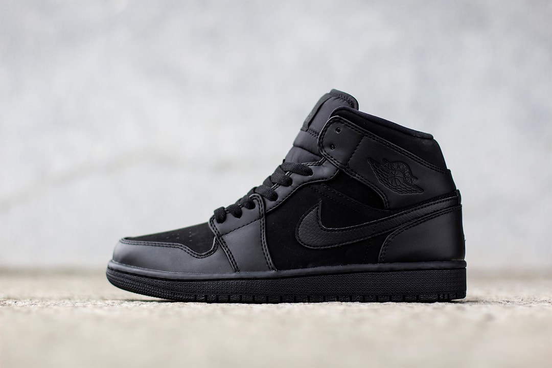 air-jordan-1-mid-triple-black- 