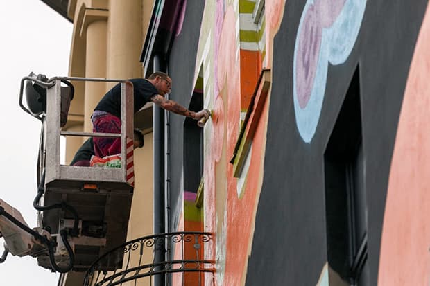Ben Eine Paints Mural in Berlin for Project M/5