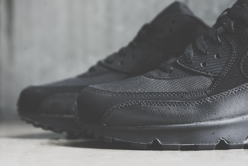 Nike Air Max 90 Essential "Triple Black"