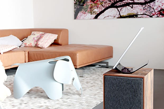 Yohann: The Beautifully Minimal iPad Stand 