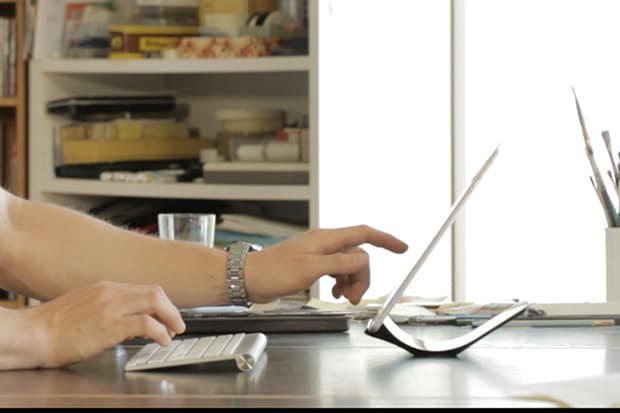 Yohann: The Beautifully Minimal iPad Stand 