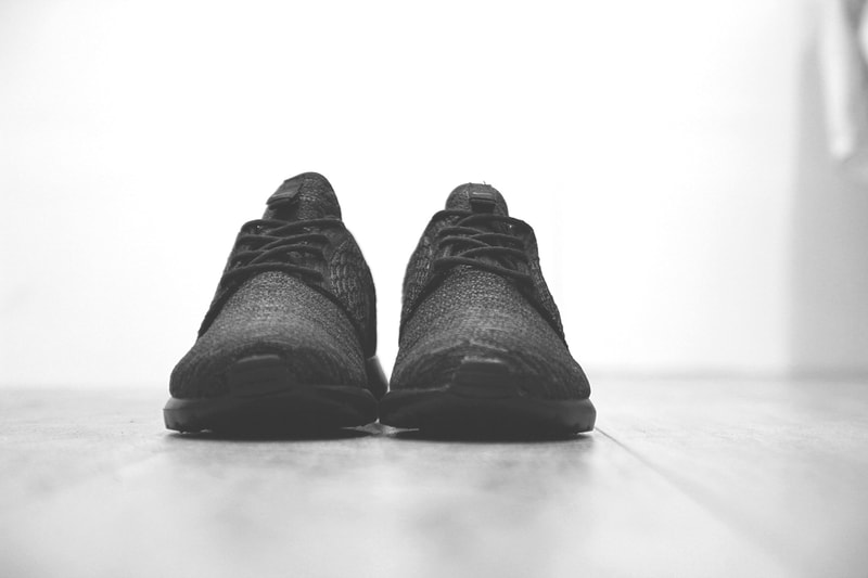 Nike Flyknit Roshe Run “Triple Black”