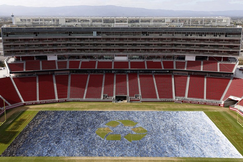 Creates "Field of Jeans" Using 18,850 Pairs of Jeans |