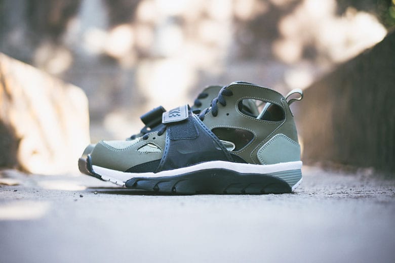 nike air trainer huarache on feet