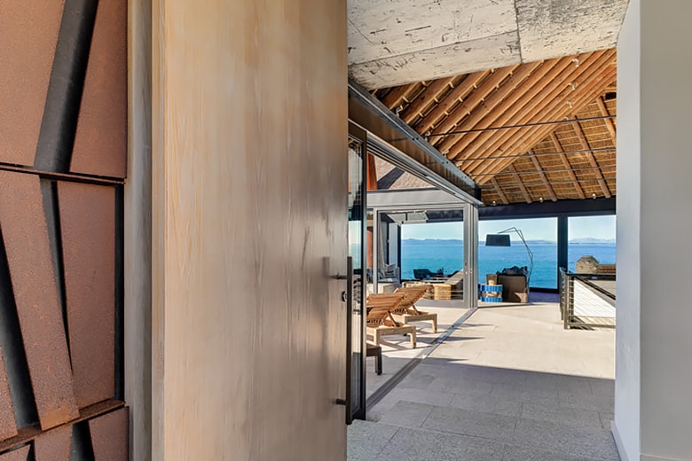 Silver Bay House by SAOTA