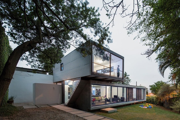 The Suburban LP House in Sao Paolo by Metro Arquitetos