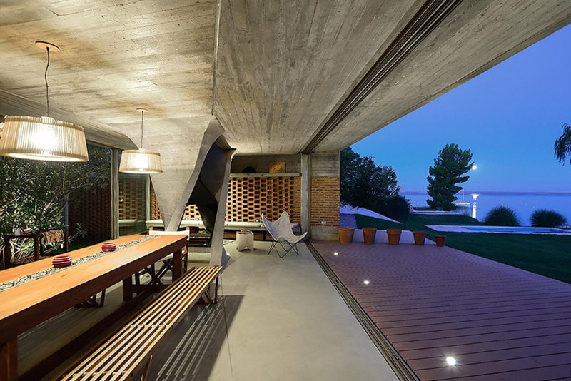 One Column House Offers Stunning Architecture Design in Argentina