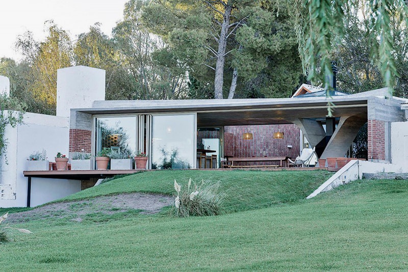 One Column House Offers Stunning Architecture Design in Argentina