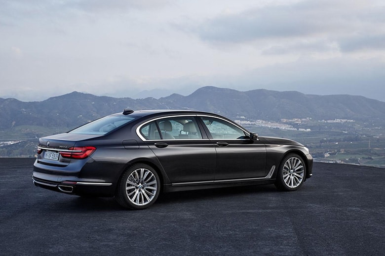 BMW Unveils New Line of 7-Series Cars