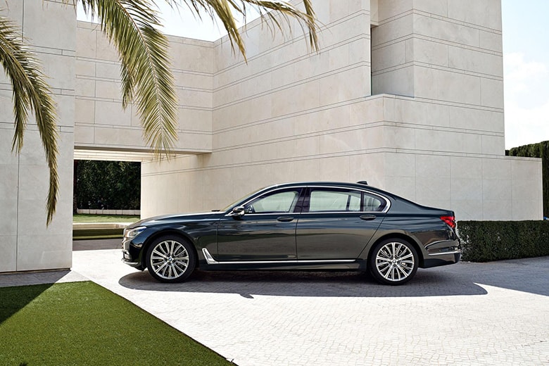 BMW Unveils New Line of 7-Series Cars