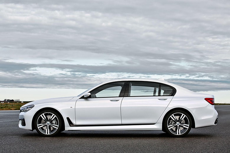 BMW Unveils New Line of 7-Series Cars