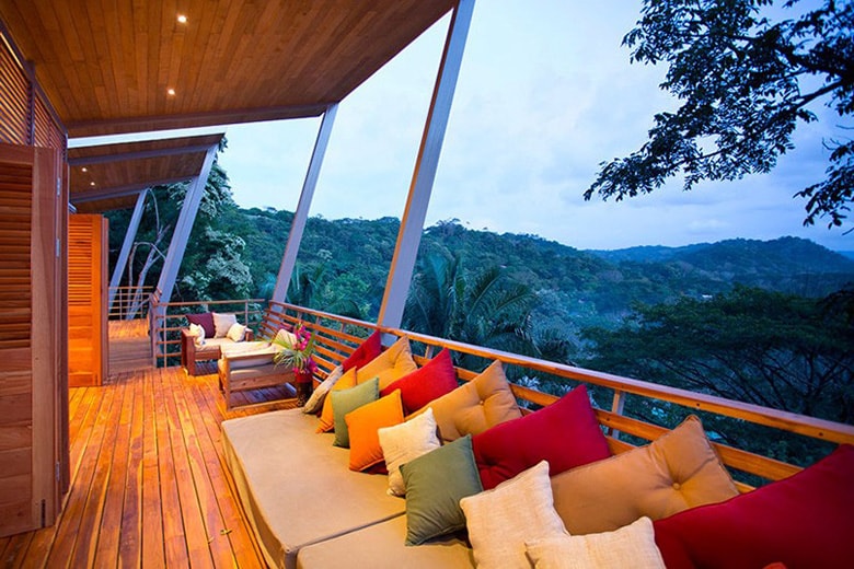 The Floating House Designed by Benjamin Garcia Saxe Overlooks the Costa Rican Jungle