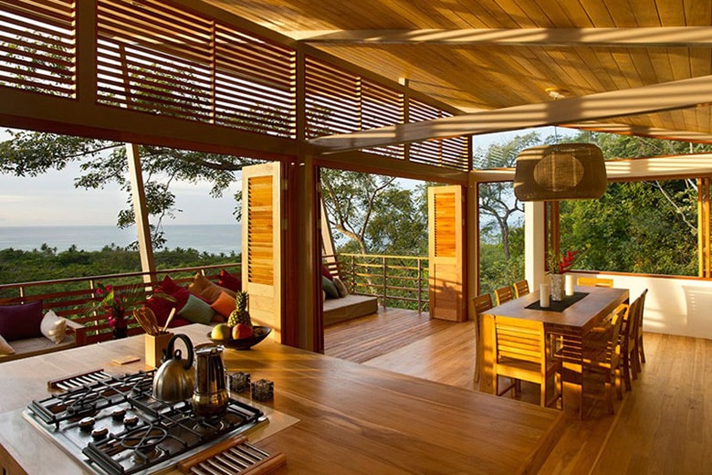 The Floating House Designed by Benjamin Garcia Saxe Overlooks the Costa Rican Jungle
