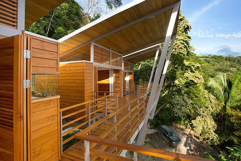 The Floating House Designed by Benjamin Garcia Saxe Overlooks the Costa Rican Jungle