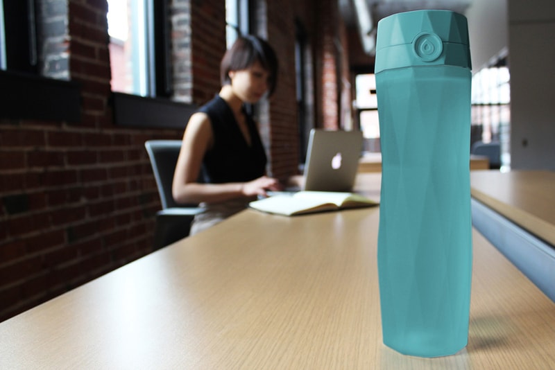 The Hidrate Me Water Bottle Tells You When You Need a Sip