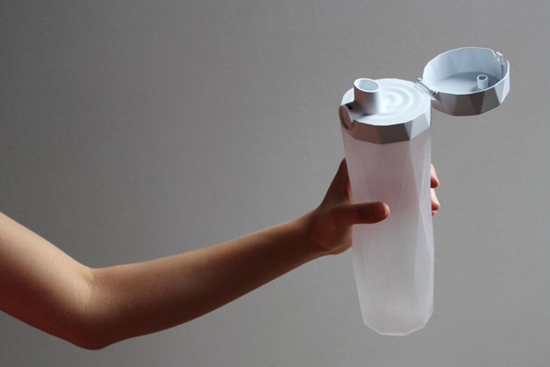 The Hidrate Me Water Bottle Tells You When You Need a Sip