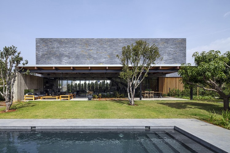 The Hofit House by Blatman-Cohen Architects