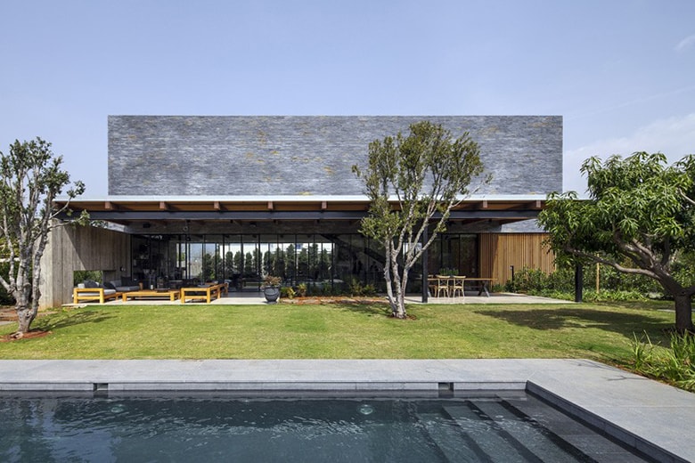 The Hofit House by Blatman-Cohen Architects