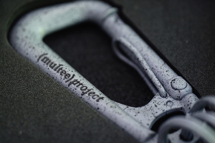 (multee)project Type-2 Carabiner "Cement"