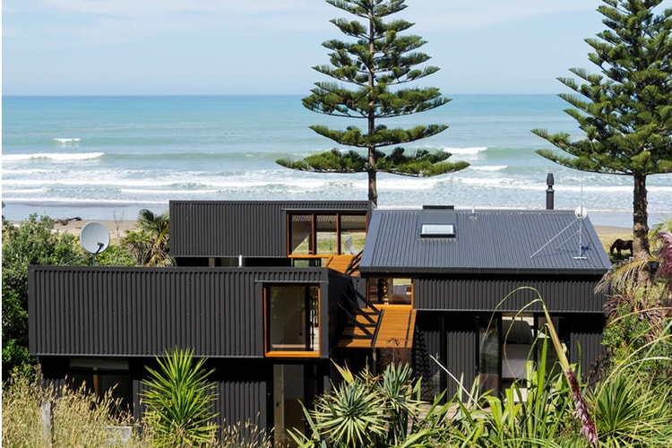 Interconnecting Sheds Combine to Create Beachside Family Home