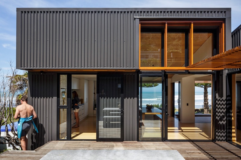 Interconnecting Sheds Combine to Create Beachside Family Home
