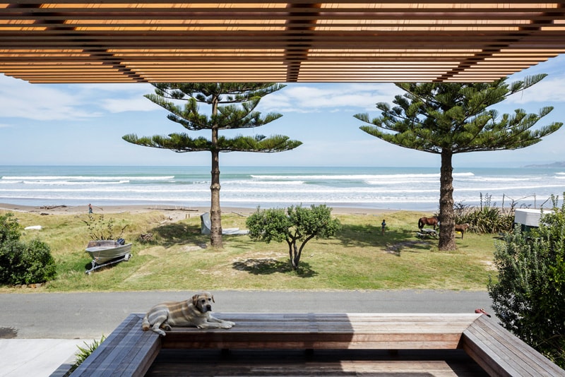 Interconnecting Sheds Combine to Create Beachside Family Home