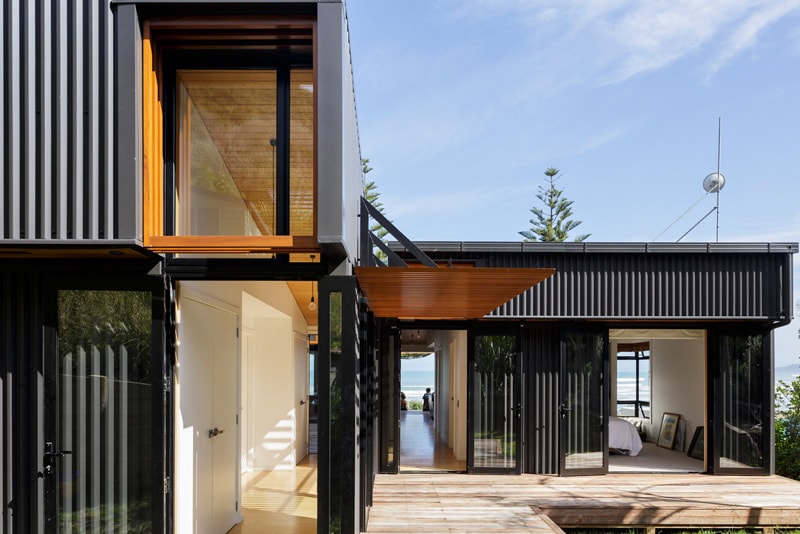 Interconnecting Sheds Combine to Create Beachside Family Home