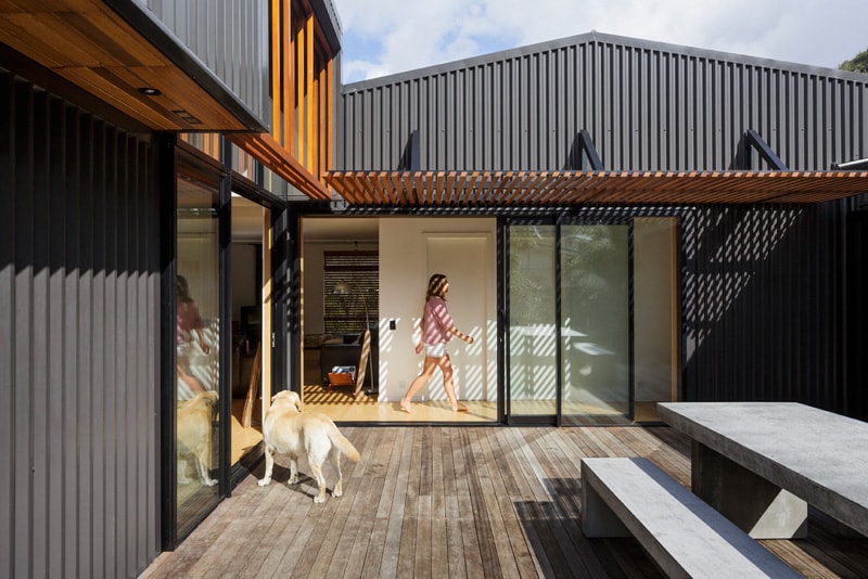 Interconnecting Sheds Combine to Create Beachside Family Home
