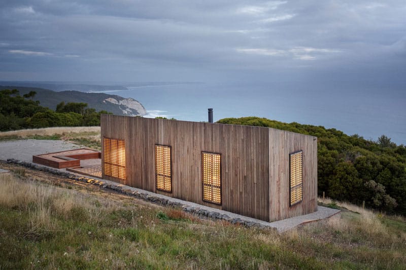 Moonlight Cabin by Jackson Clements Burrows Architects