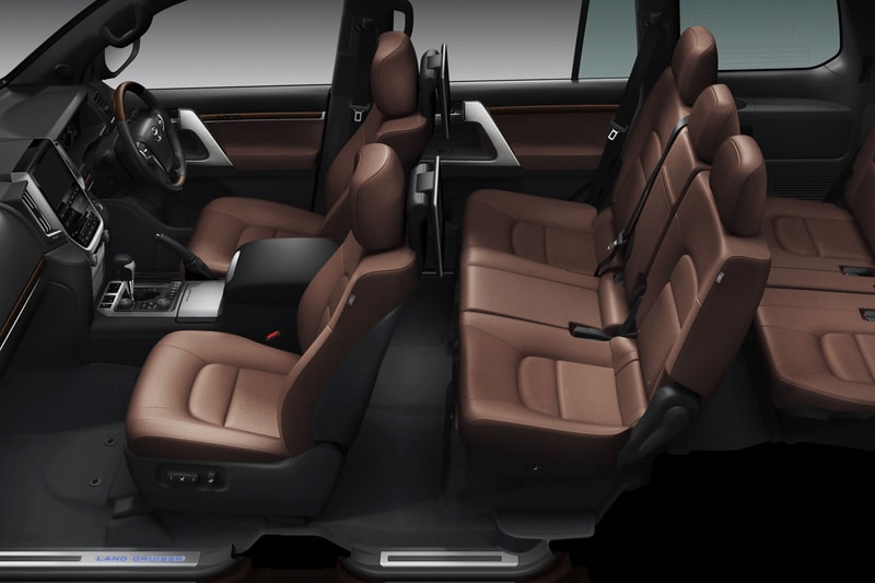 Toyota Reveals Land Cruiser 200 in Japan