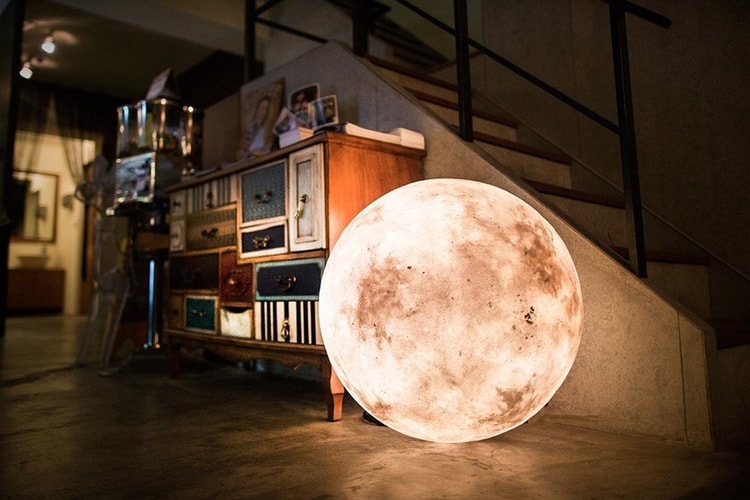 Luna: A Lamp That Looks Like the Moon