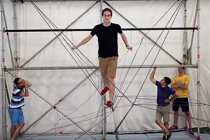 Watch These Drones Autonomously Assemble a Rope Bridge | Video