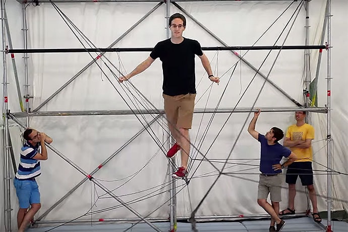 Watch These Drones Autonomously Assemble a Rope Bridge | Video