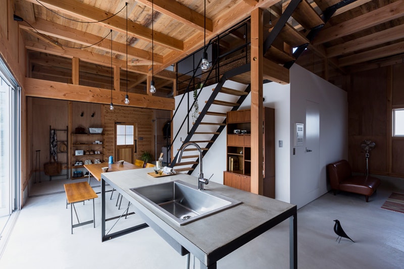 ALTS Design Offices Develops Warehouse-Inspired Home